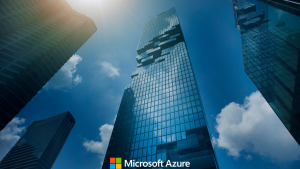 Edificio alto que refleja las nubes con logo Microsoft Azure
